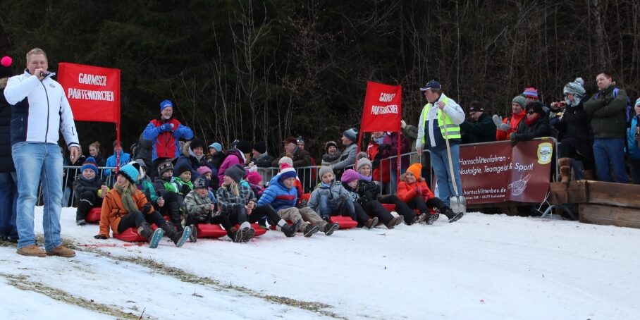 Garmisch Hornschlittenrennen mini bob mini bob beim Hornschlittenrennen Garmisch