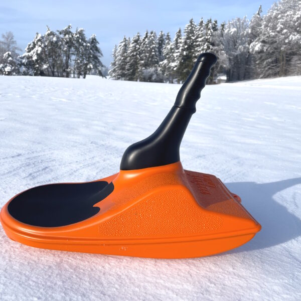 Zipfelbob Orange im Schnee